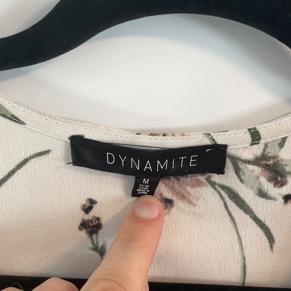Cool and easy summer t-shirt style floral dress. Size m from dynamite clothing - Picture 2 of 4